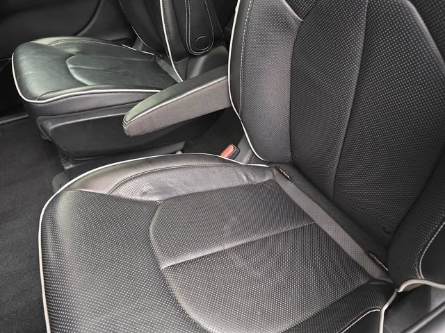 Used 2021 Chrysler Pacifica Limited w/ Uconnect Theater Family Group FWD image 14
