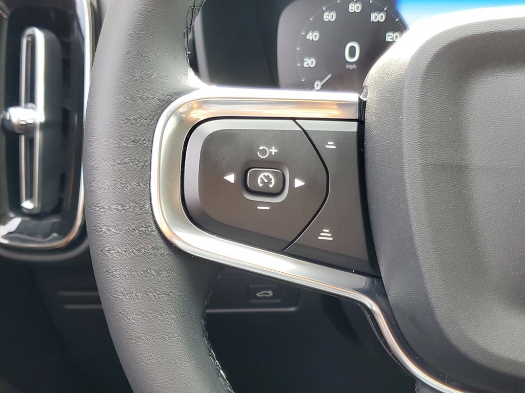 Certified 2022 Volvo XC40 T4 Momentum w/ Premium Package FWD image 22