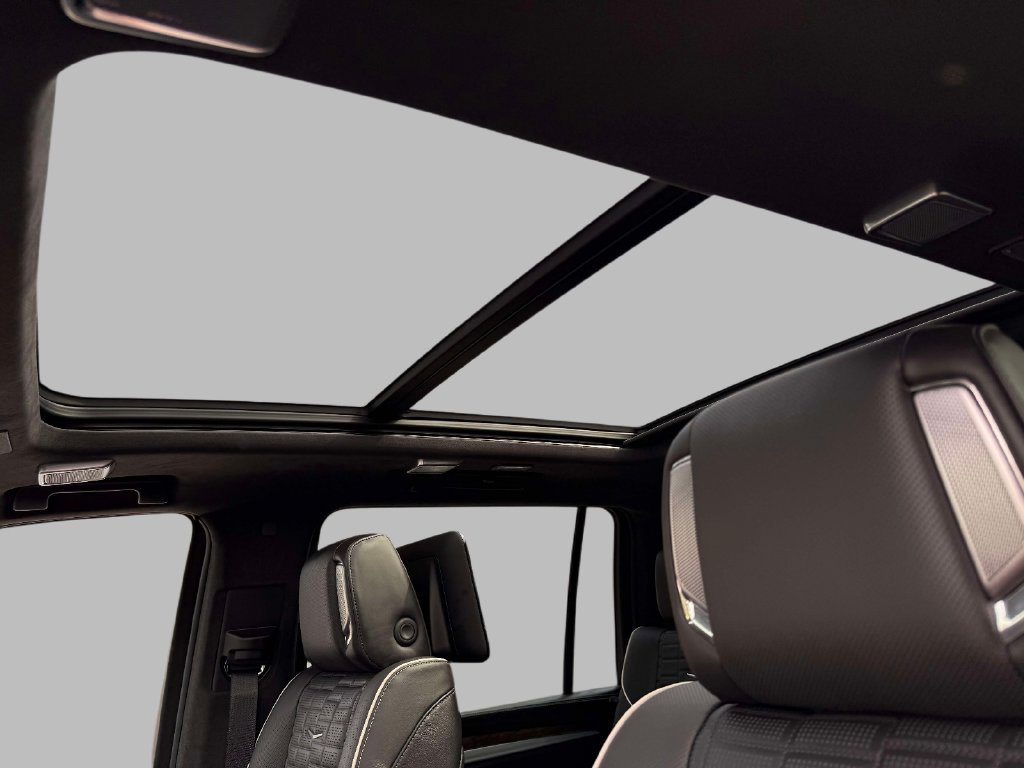 Certified 2025 Cadillac Escalade ESV Premium Luxury Platinum AWD/4WD image 24
