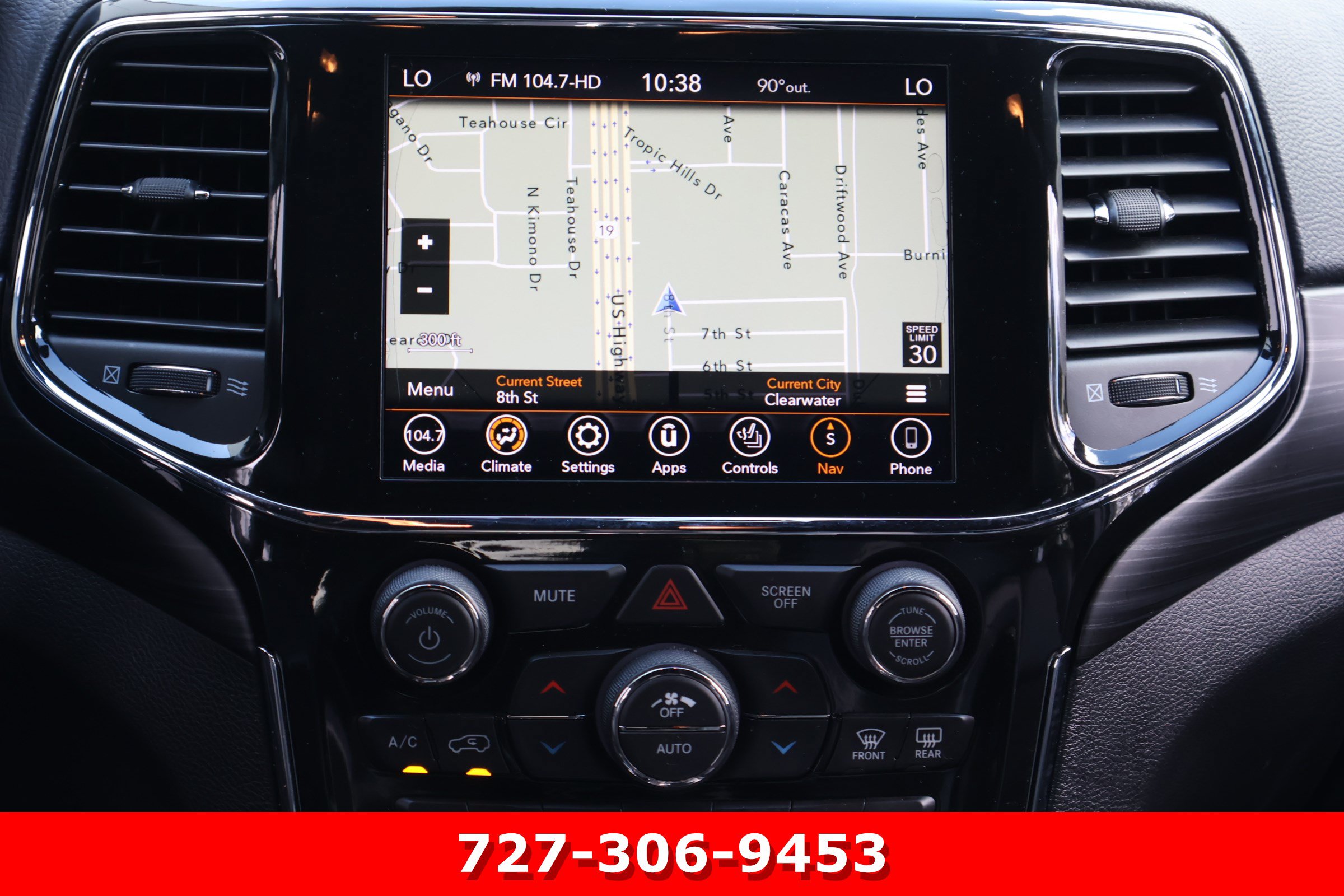 Used 2021 Jeep Grand Cherokee Laredo X AWD/4WD image 3
