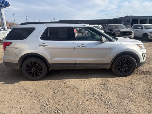 Used 2017 Ford Explorer XLT w/ Equipment Group 202A AWD/4WD image 12