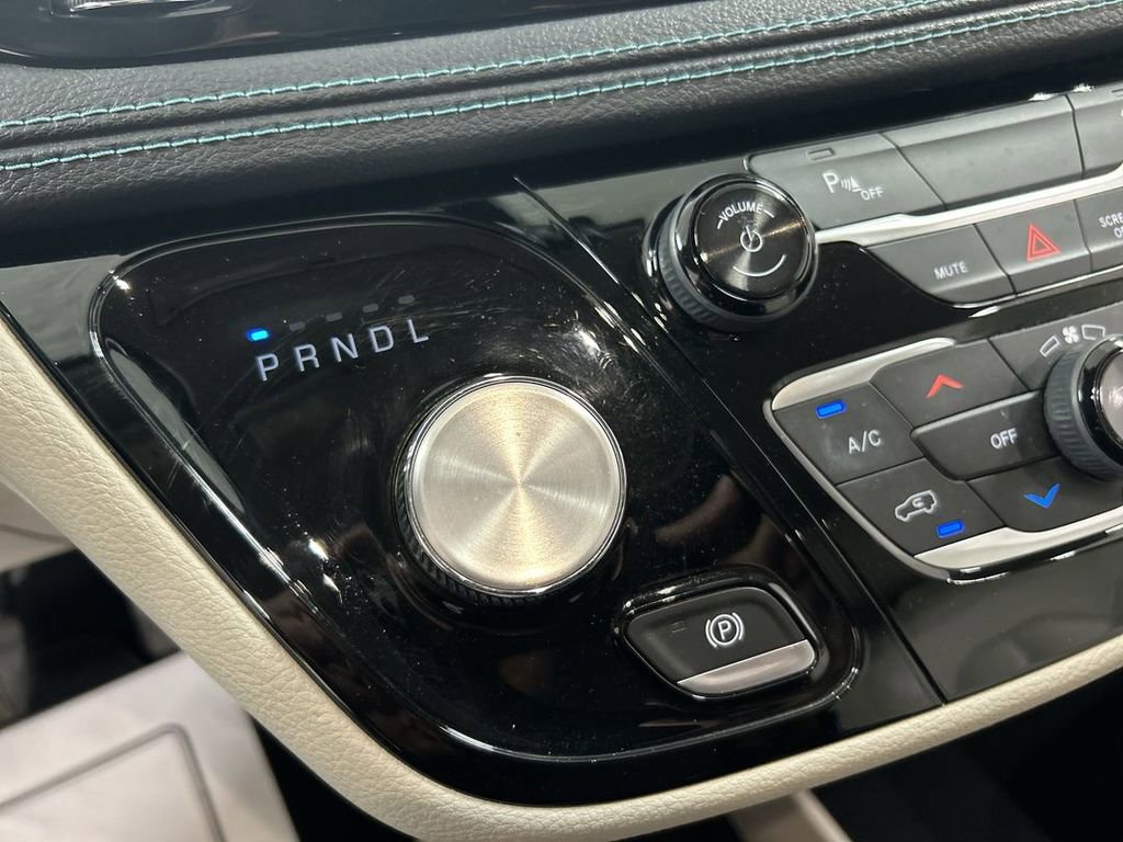 Used 2018 Chrysler Pacifica Limited FWD image 18