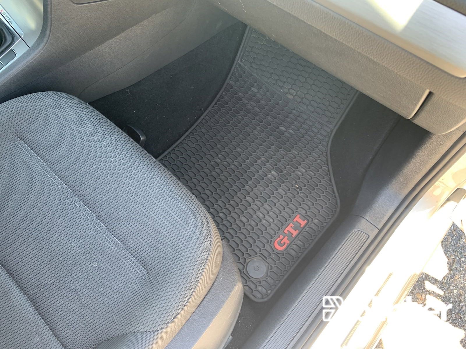 Used 2017 Volkswagen Golf S image 11