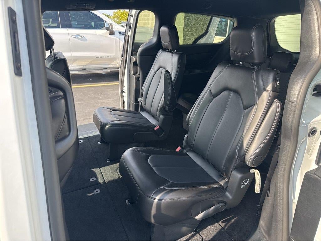 Used 2025 Chrysler Pacifica Select FWD image 32