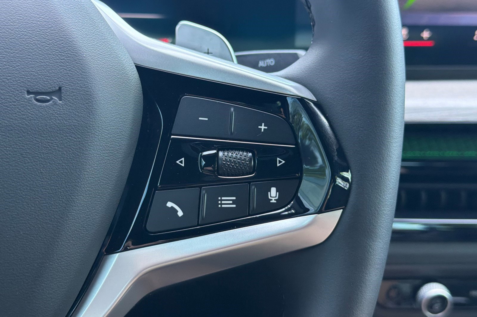 Used 2025 BMW 330i Sedan w/ Premium Package image 32