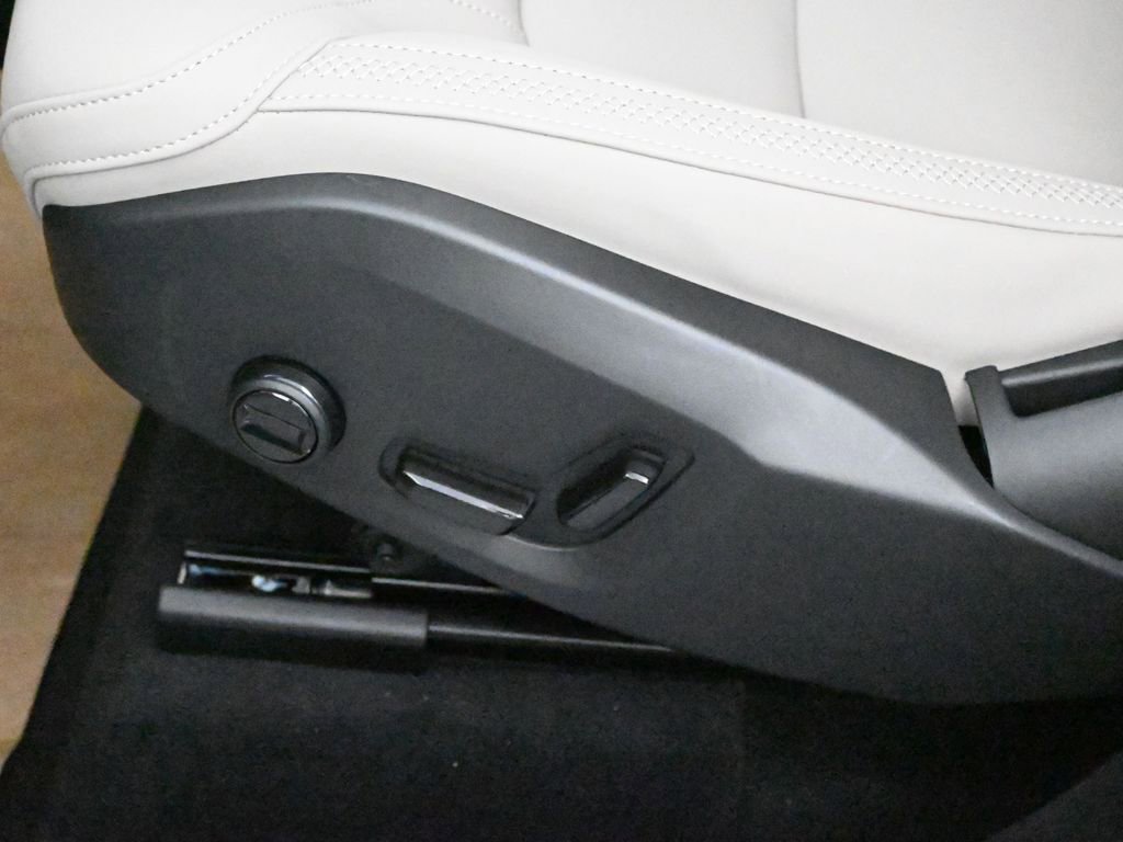 New 2026 Volvo XC90 B5 Plus w/ Protection Package image 12