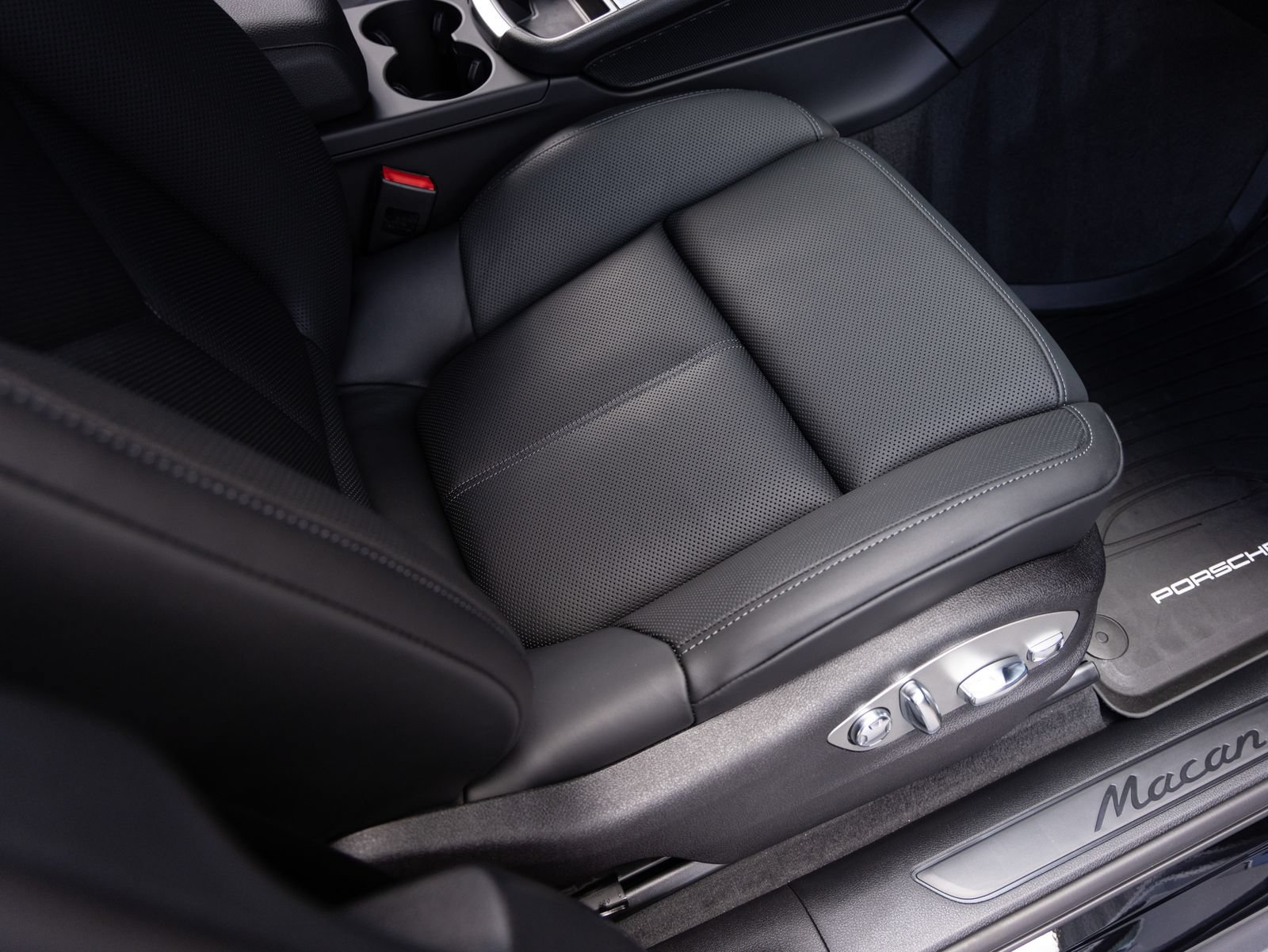 Certified 2026 Porsche Macan AWD/4WD image 33