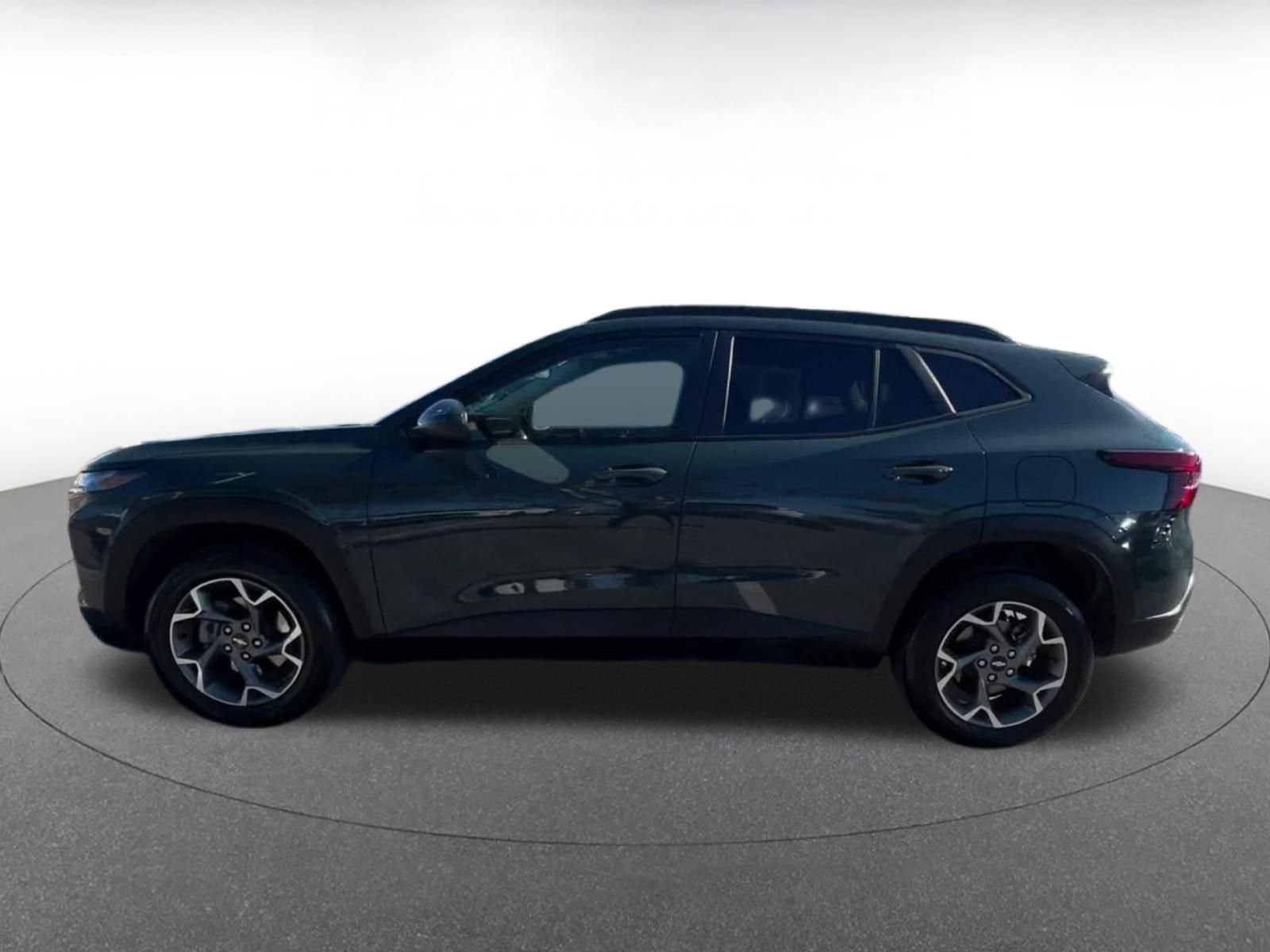Used 2025 Chevrolet Trax LT FWD image 9