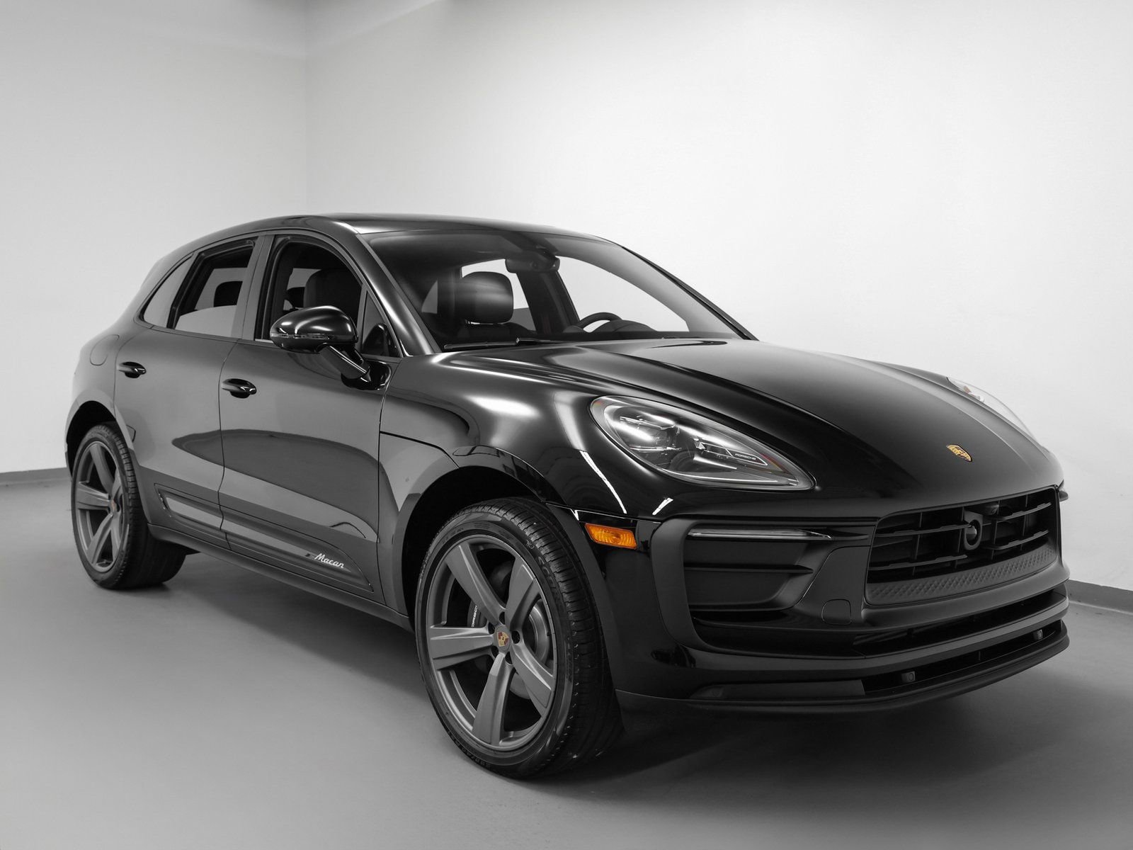Certified 2025 Porsche Macan image 10