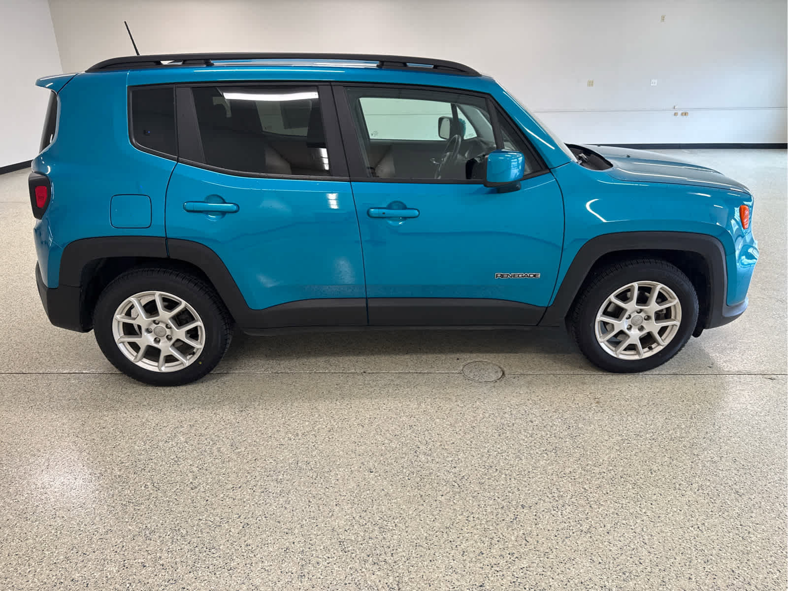 Used 2020 Jeep Renegade Latitude w/ Cold Weather Group image 4