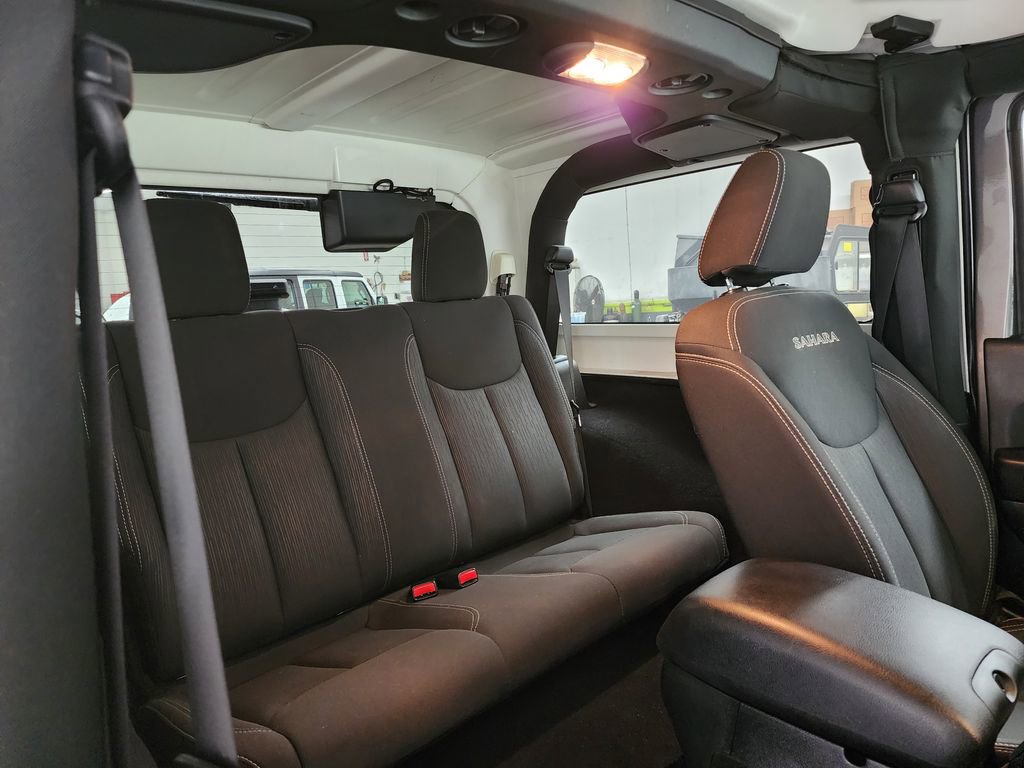 Used 2018 Jeep Wrangler Sahara w/ Connectivity Group image 30