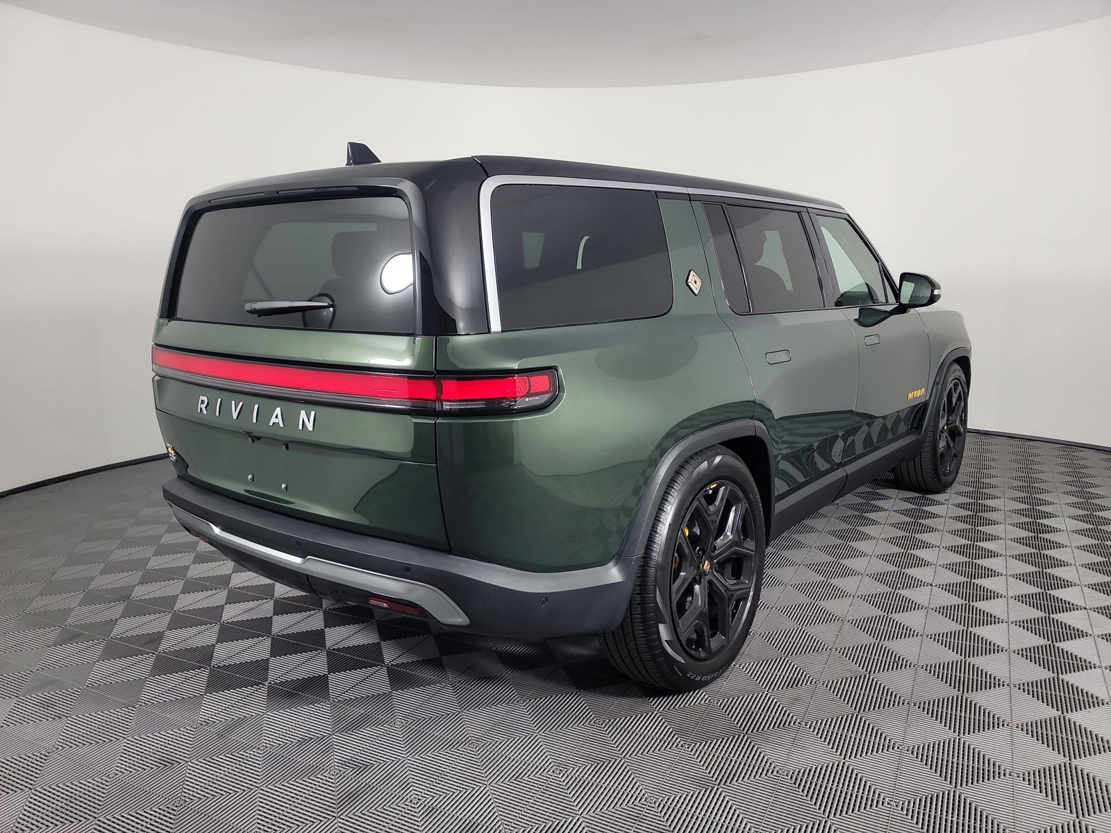 Used 2024 Rivian R1S Adventure image 5