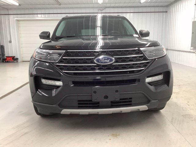 Used 2023 Ford Explorer XLT AWD/4WD image 2
