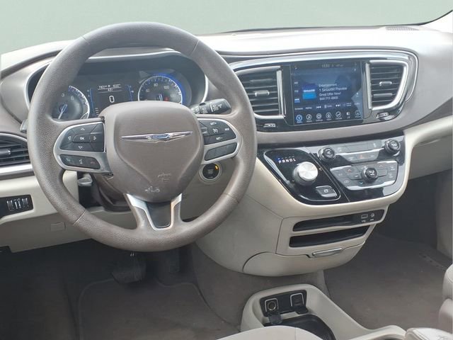 Used 2017 Chrysler Pacifica Touring w/ Tire & Wheel Group FWD image 6