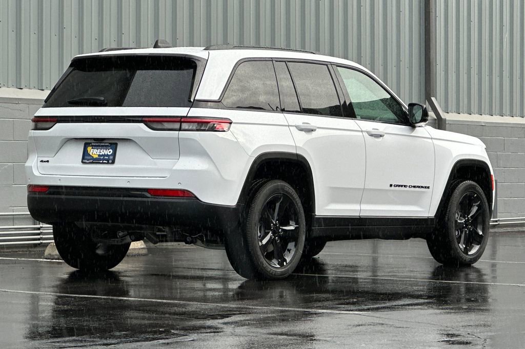 New 2025 Jeep Grand Cherokee Altitude image 4