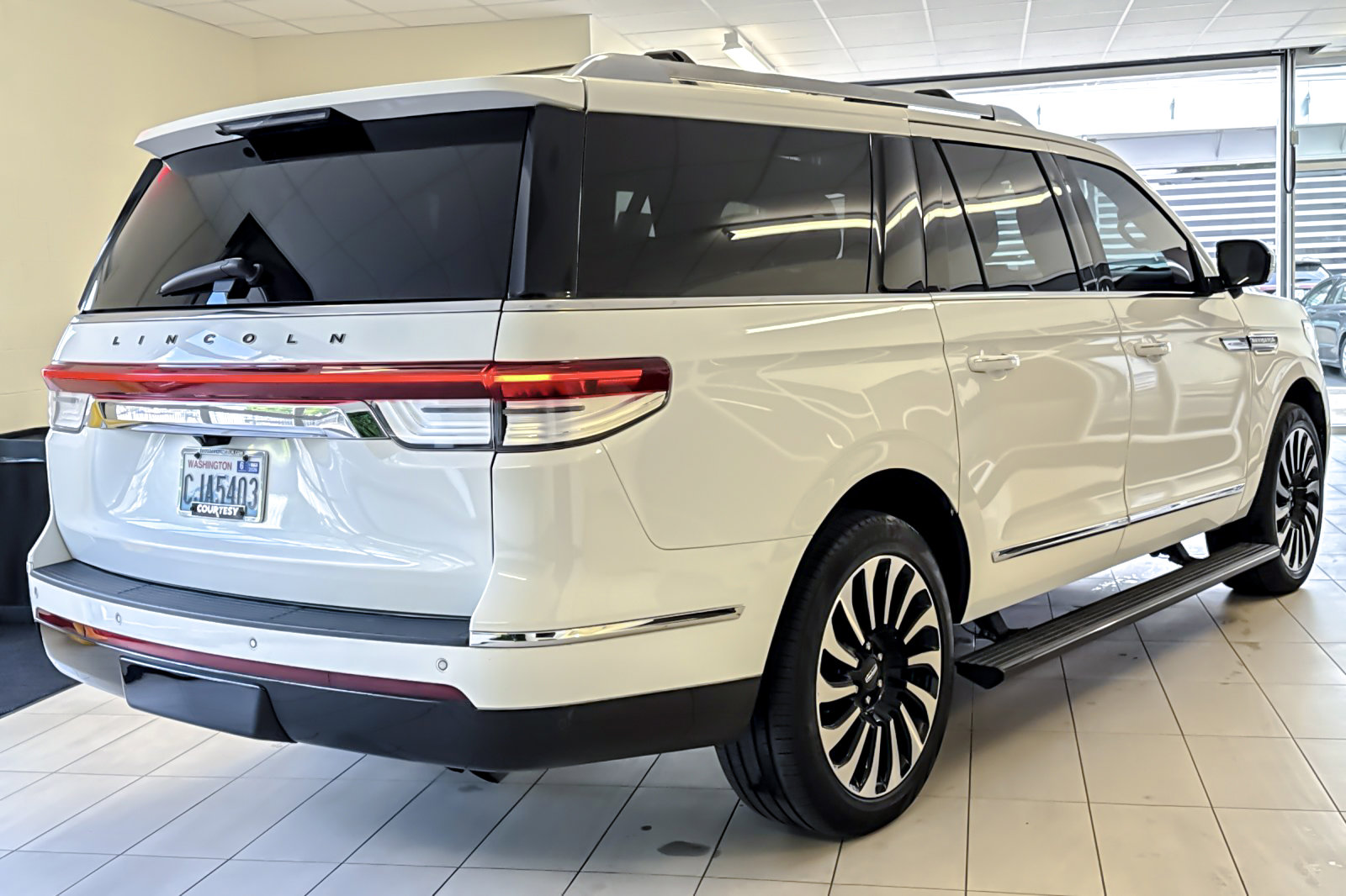 Used 2023 Lincoln Navigator L Black Label AWD/4WD image 4