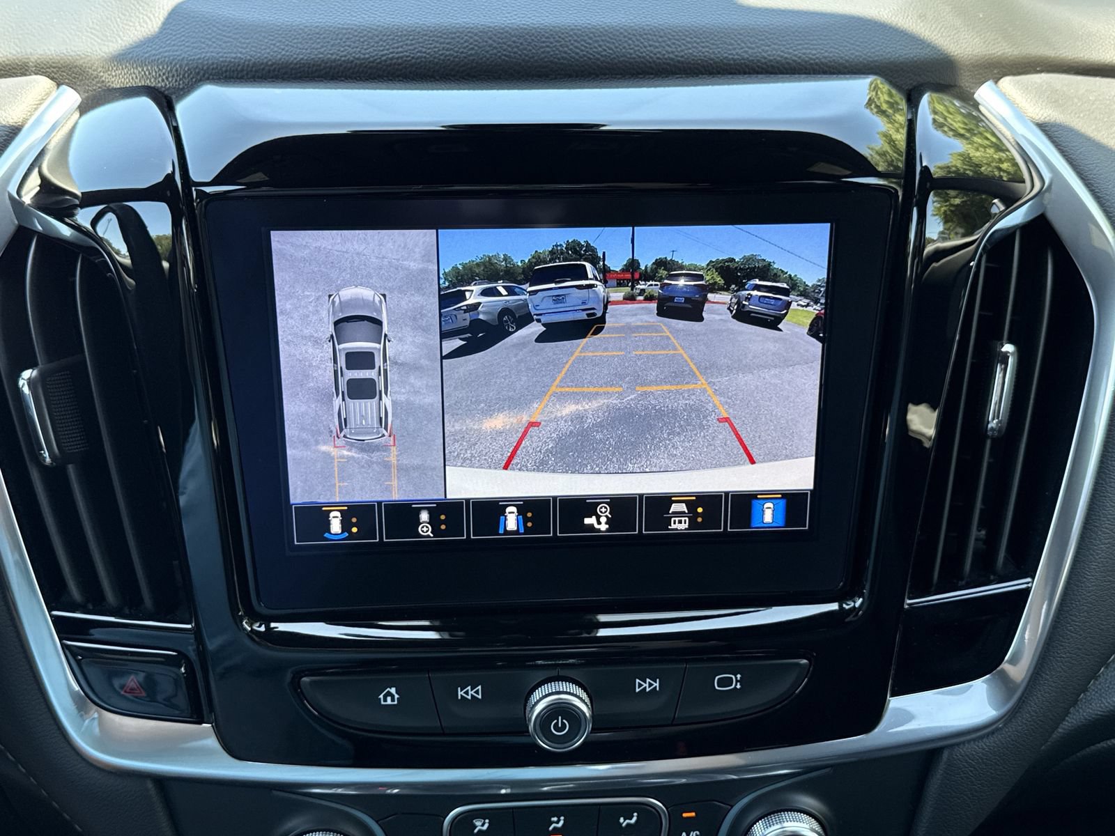 Used 2023 Chevrolet Traverse LT w/ Rear Camera Mirror Package FWD image 24