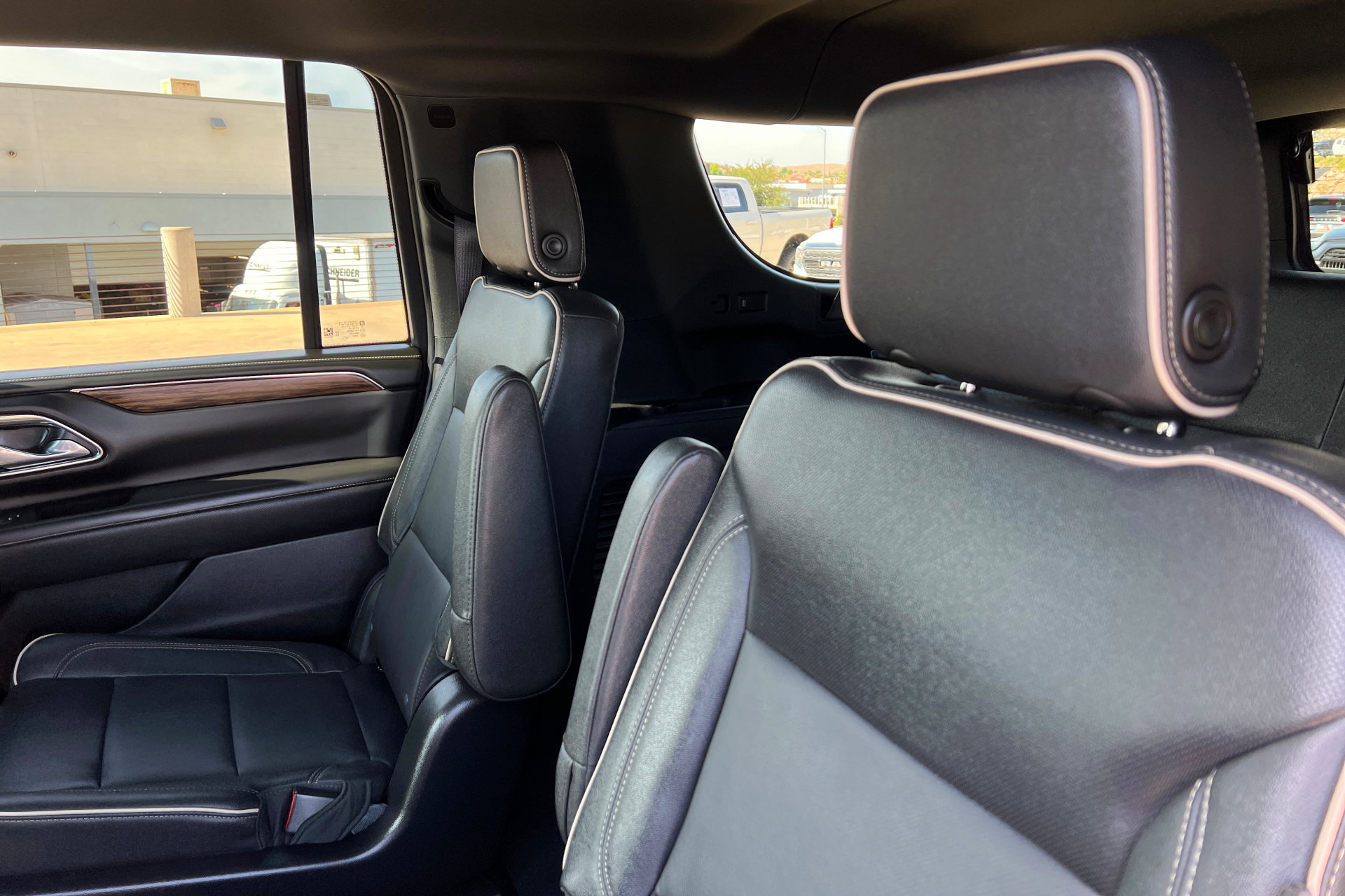 Used 2023 Chevrolet Suburban Premier AWD/4WD image 21