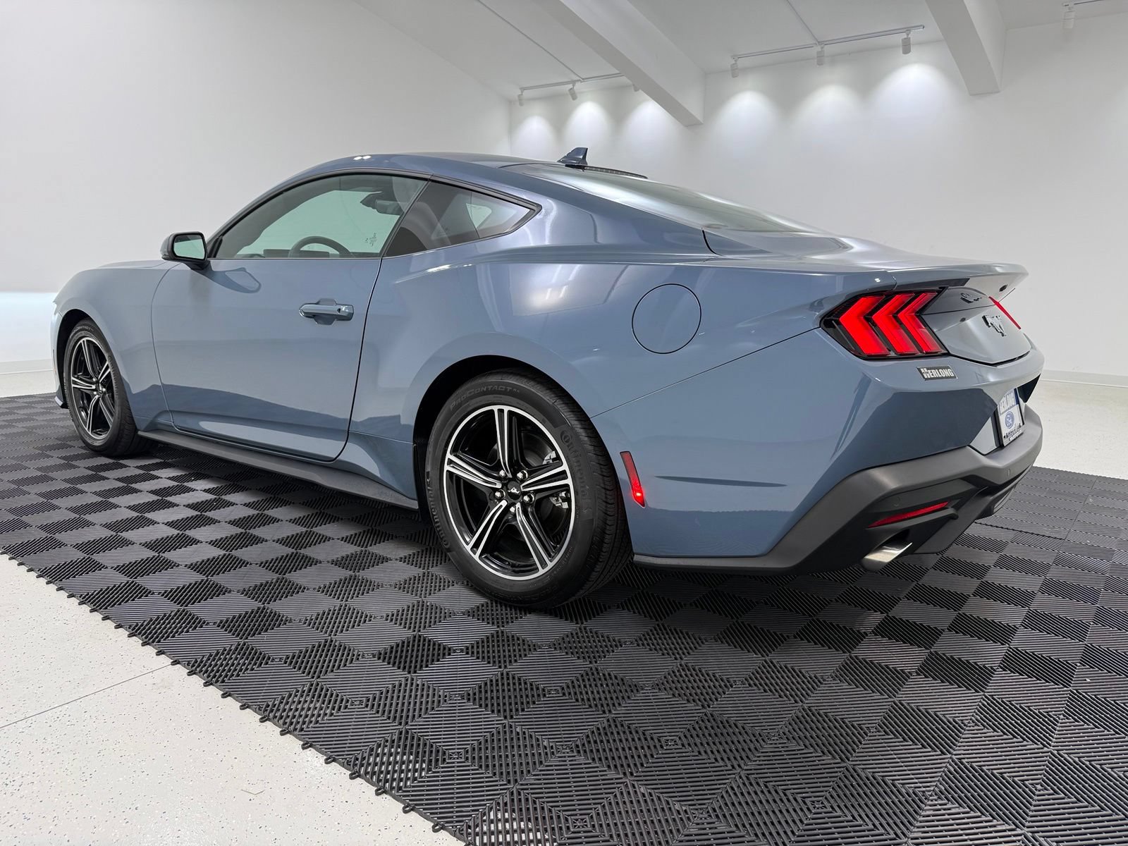 Used 2025 Ford Mustang Coupe RWD image 4