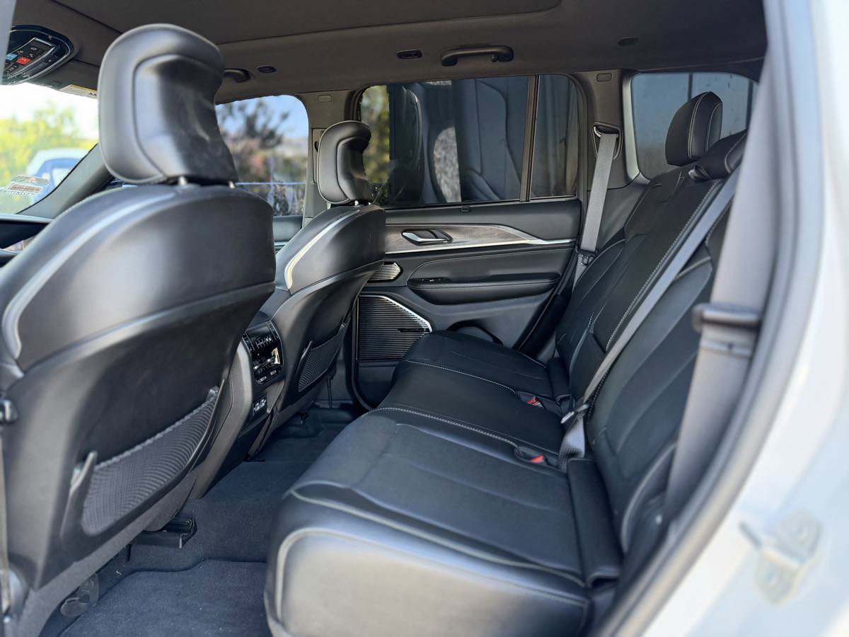 Used 2023 Jeep Grand Cherokee Overland w/ Advanced Protech Group III image 23