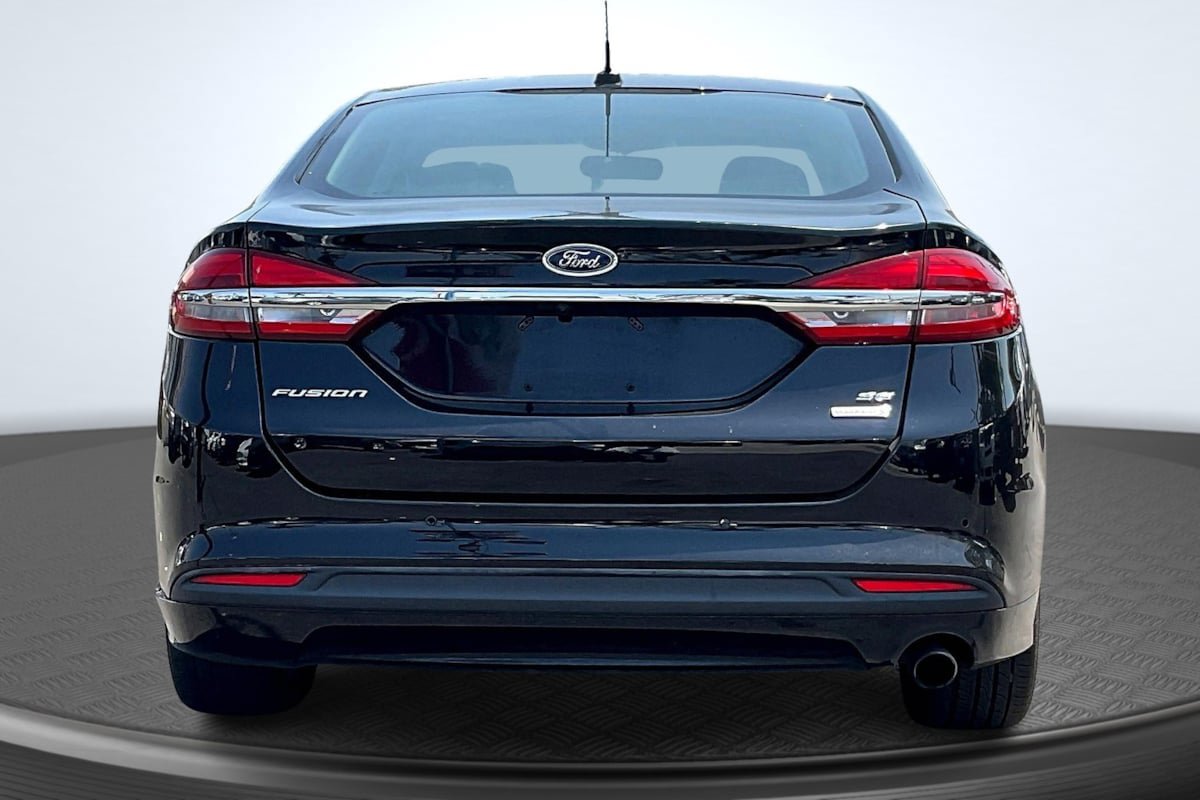 Used 2018 Ford Fusion SE w/ Fusion SE Technology Package FWD image 4