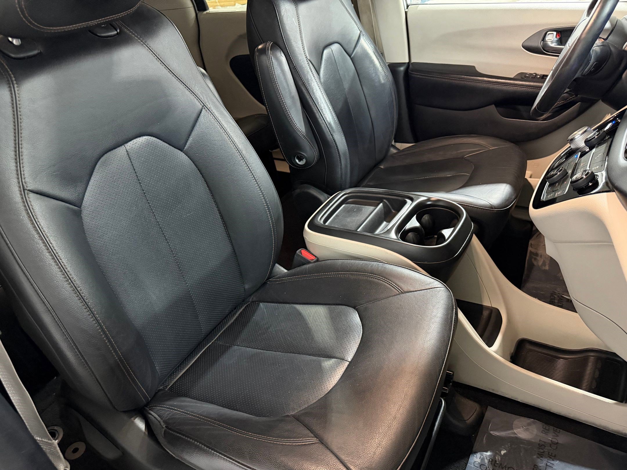 Used 2020 Chrysler Pacifica Touring-L FWD image 45