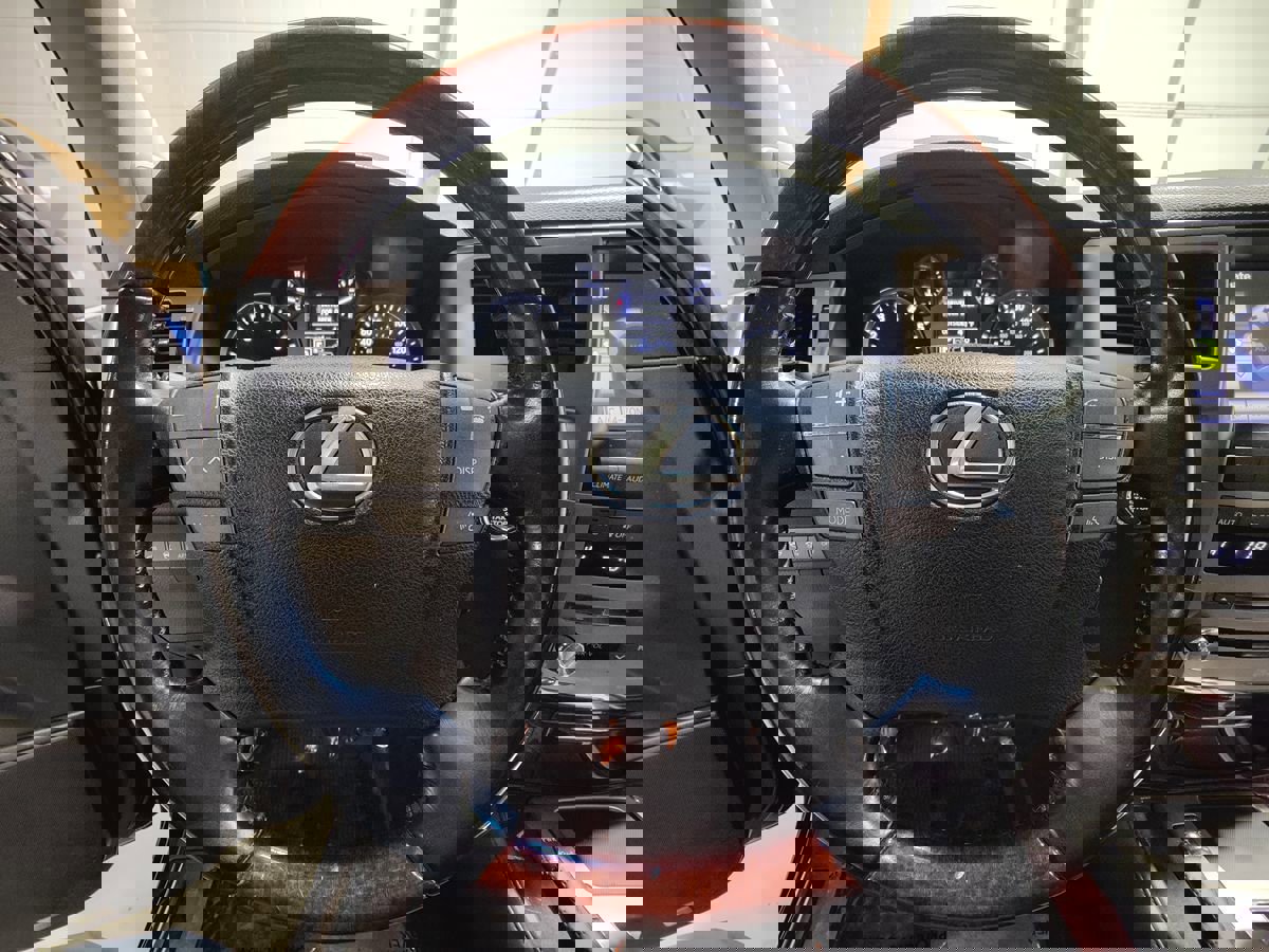 Used 2015 Lexus LX 570 4WD w/ Luxury Package image 34