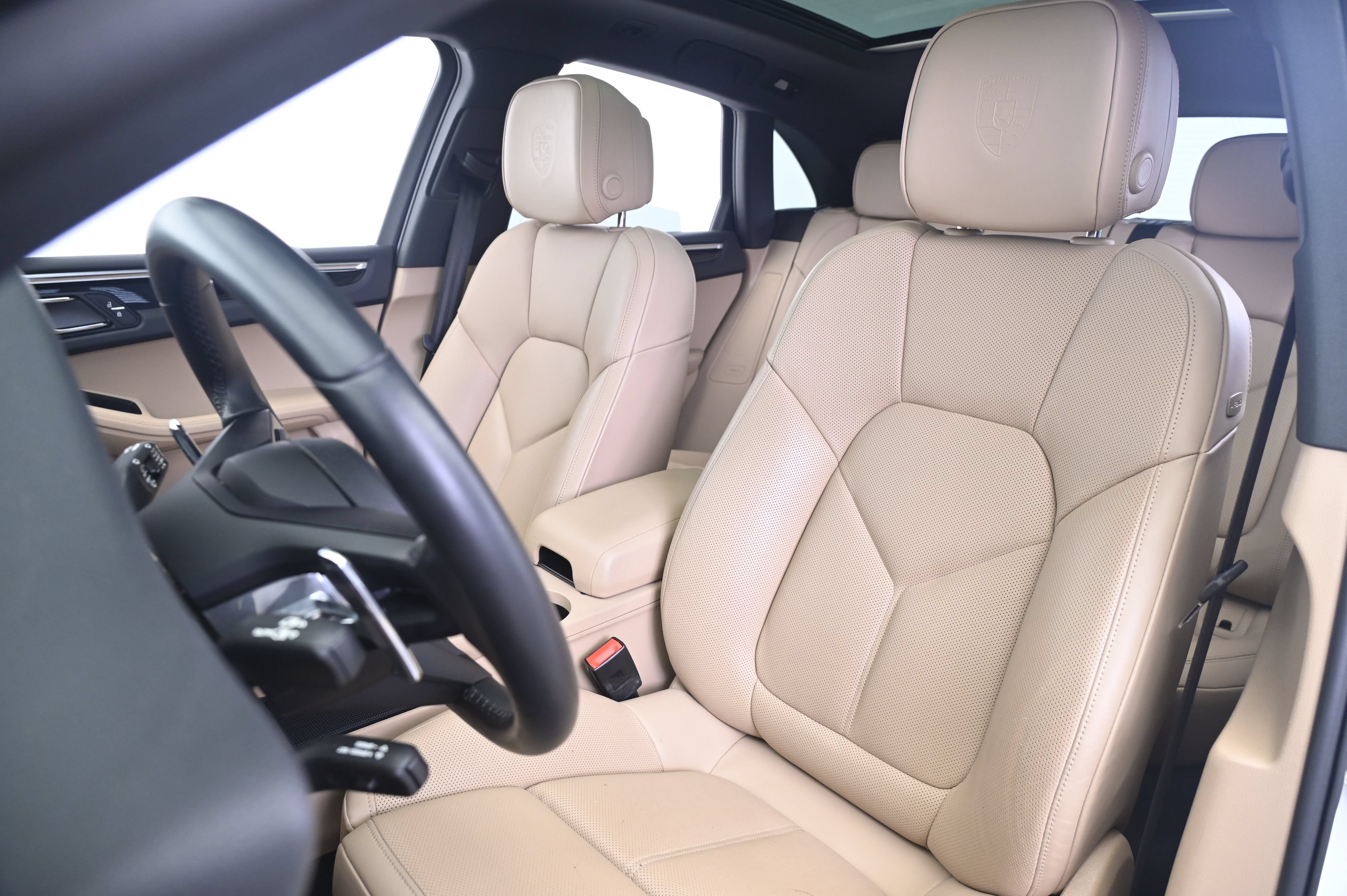 Certified 2024 Porsche Macan AWD/4WD image 5