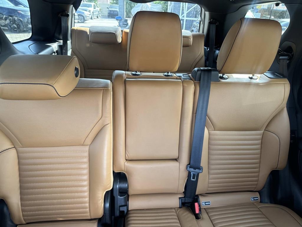 Used 2017 Land Rover Discovery HSE image 11