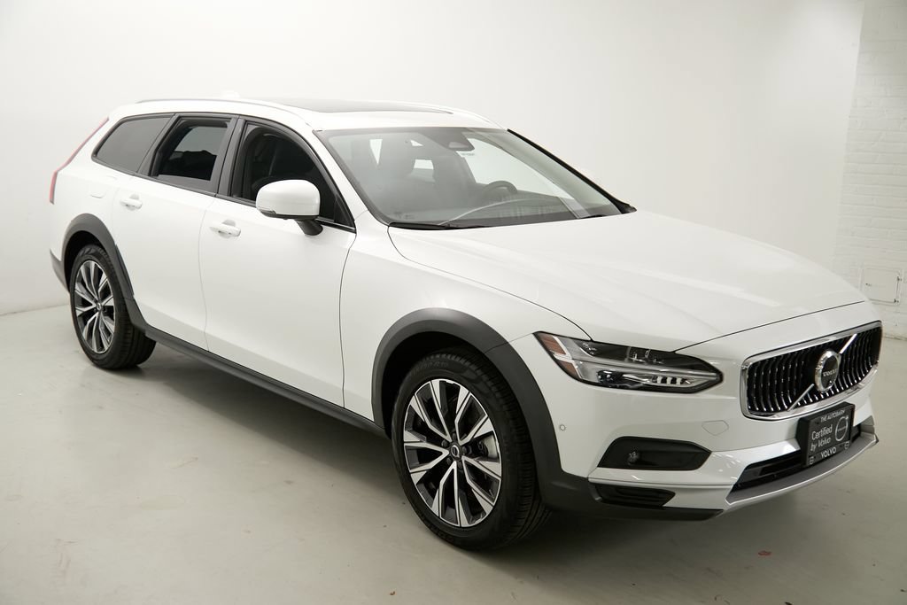 Certified 2025 Volvo V90 B6 Cross Country Plus AWD/4WD image 4