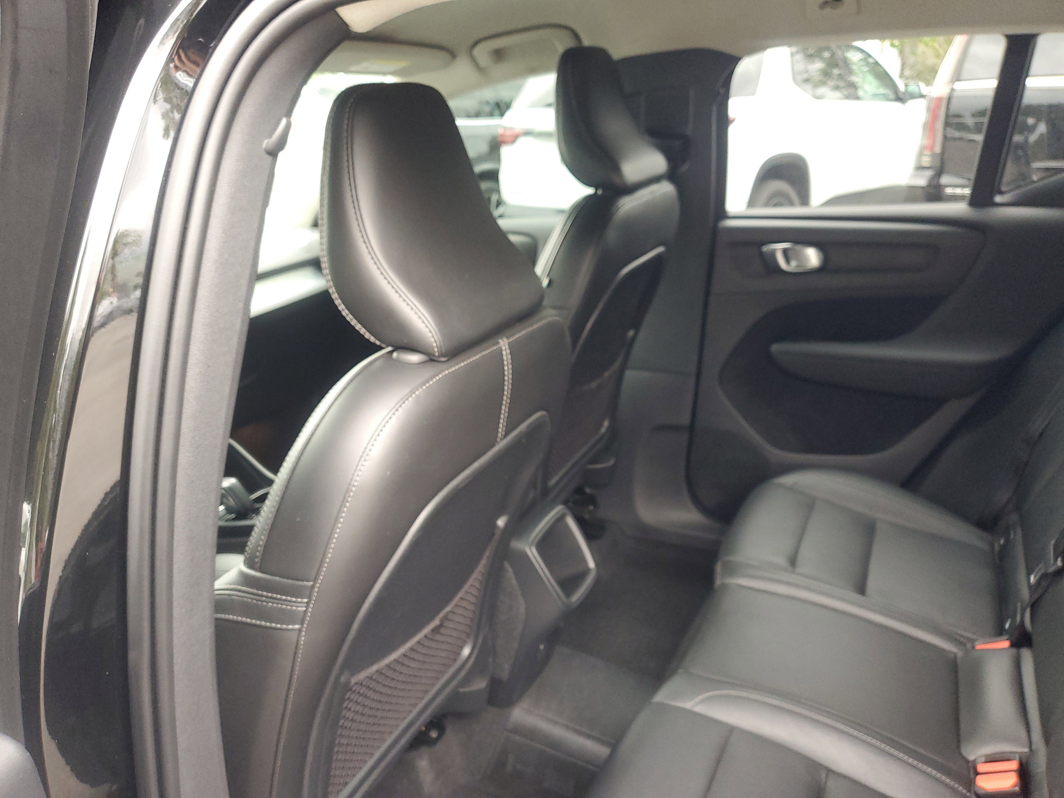 Used 2021 Volvo XC40 T4 Momentum w/ Protection Package Premier image 12