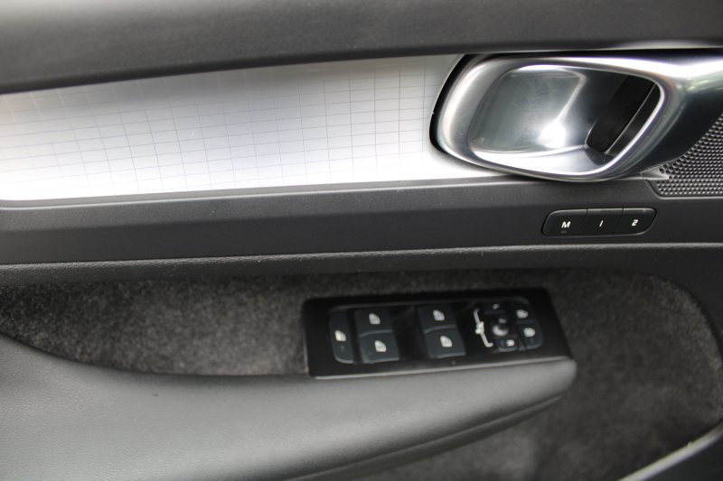 Used 2022 Volvo XC40 T4 Momentum image 15