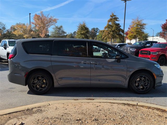 Used 2023 Chrysler Pacifica Limited w/ Uconnect Theater Family Group image 3