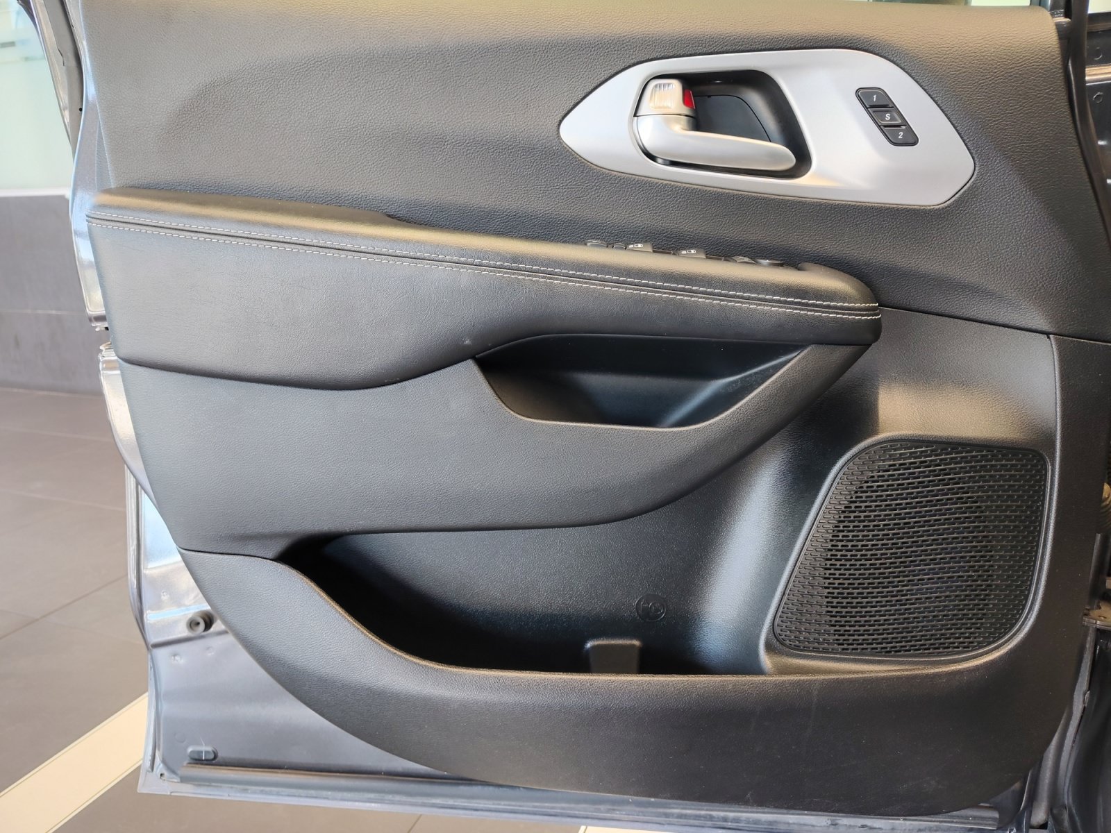 Used 2019 Chrysler Pacifica Limited w/ Advanced Safetytec Group FWD image 28