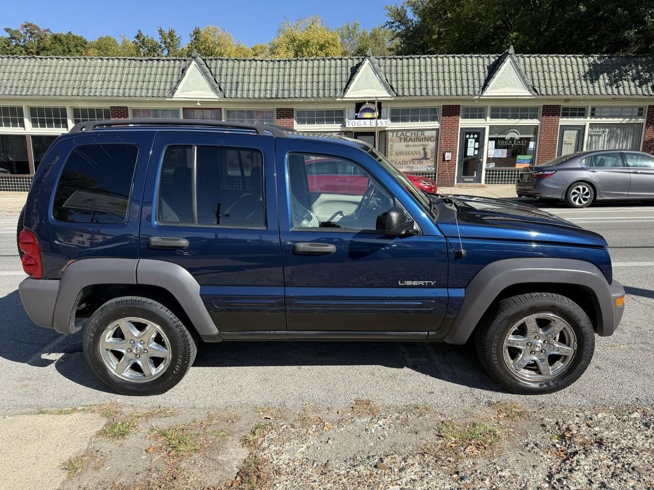 Used 2004 Jeep Liberty Limited w/ 17" Chrome Wheel & Tire Group AWD/4WD image 6