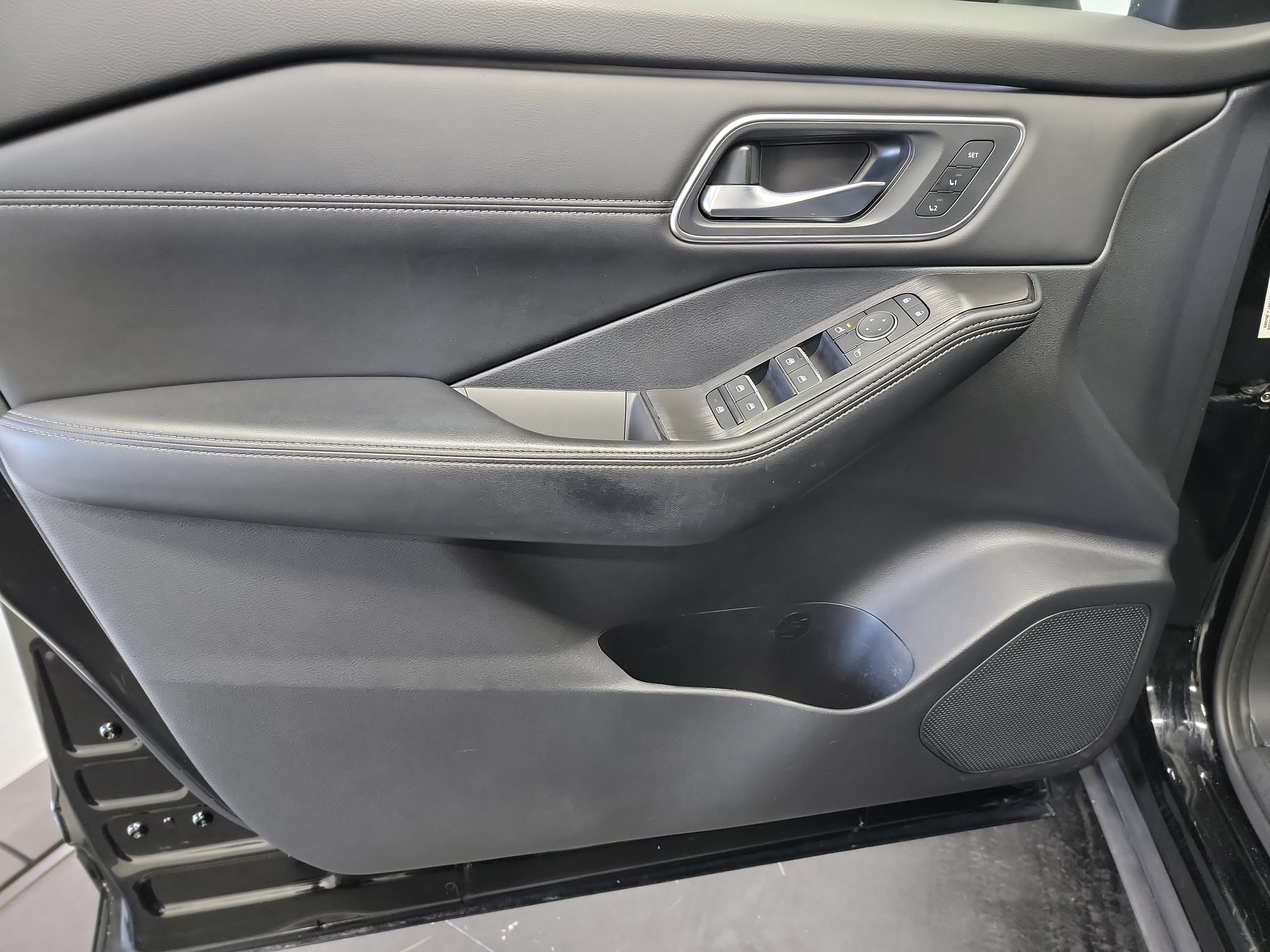 Used 2024 Nissan Rogue Platinum w/ Platinum Premium Package AWD/4WD image 13