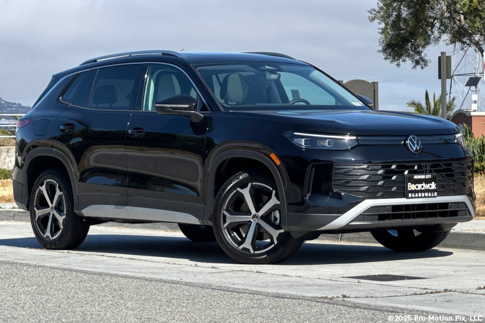 New 2025 Volkswagen Tiguan SE AWD/4WD image 1