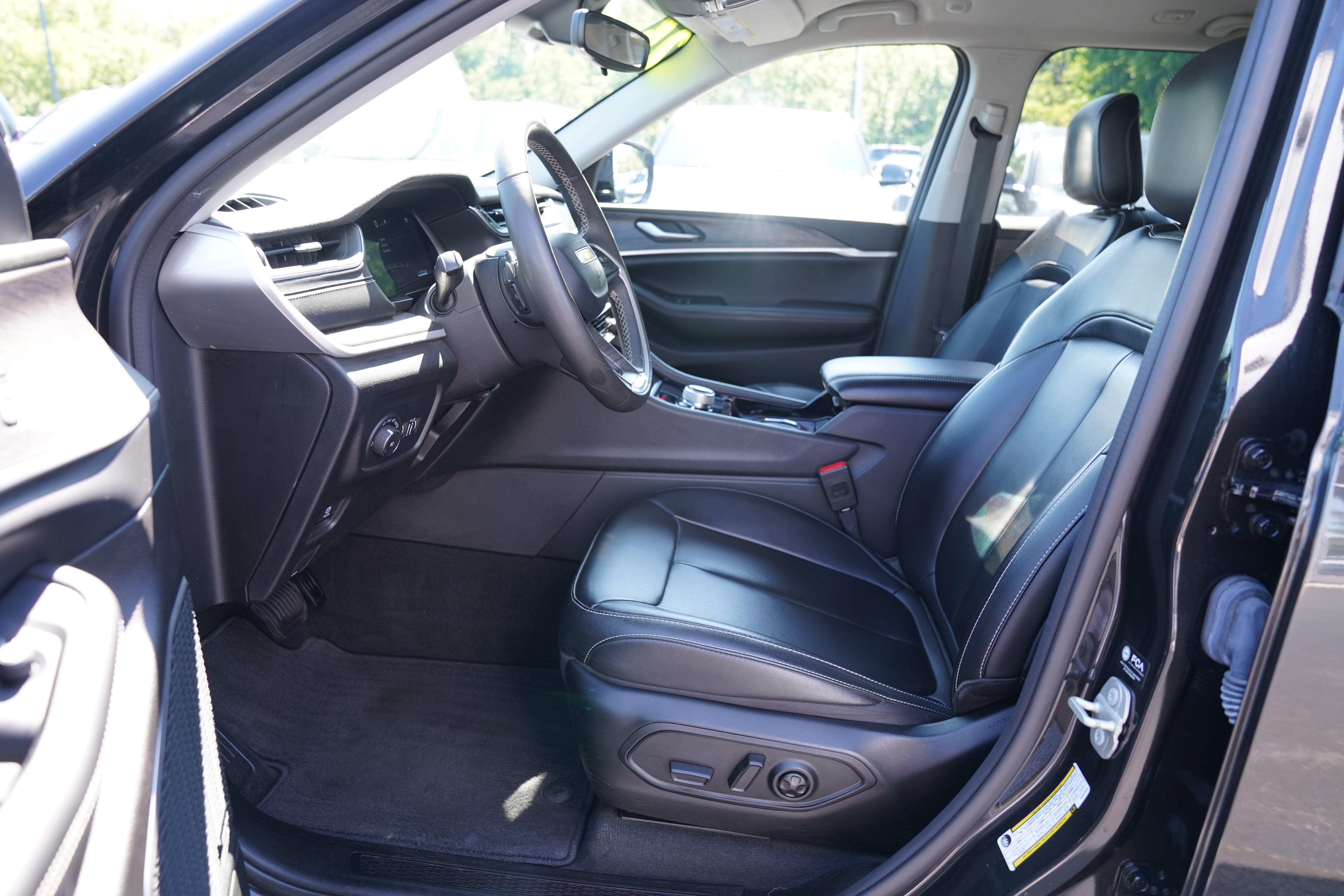 Used 2023 Jeep Grand Cherokee Limited AWD/4WD image 4