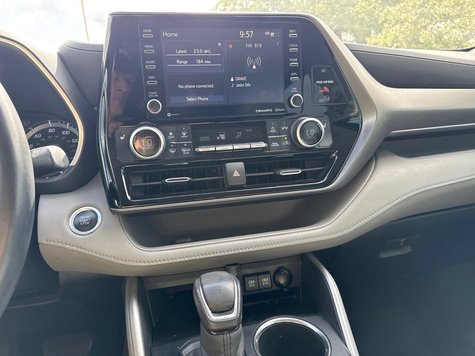 Used 2020 Toyota Highlander XLE AWD/4WD image 15