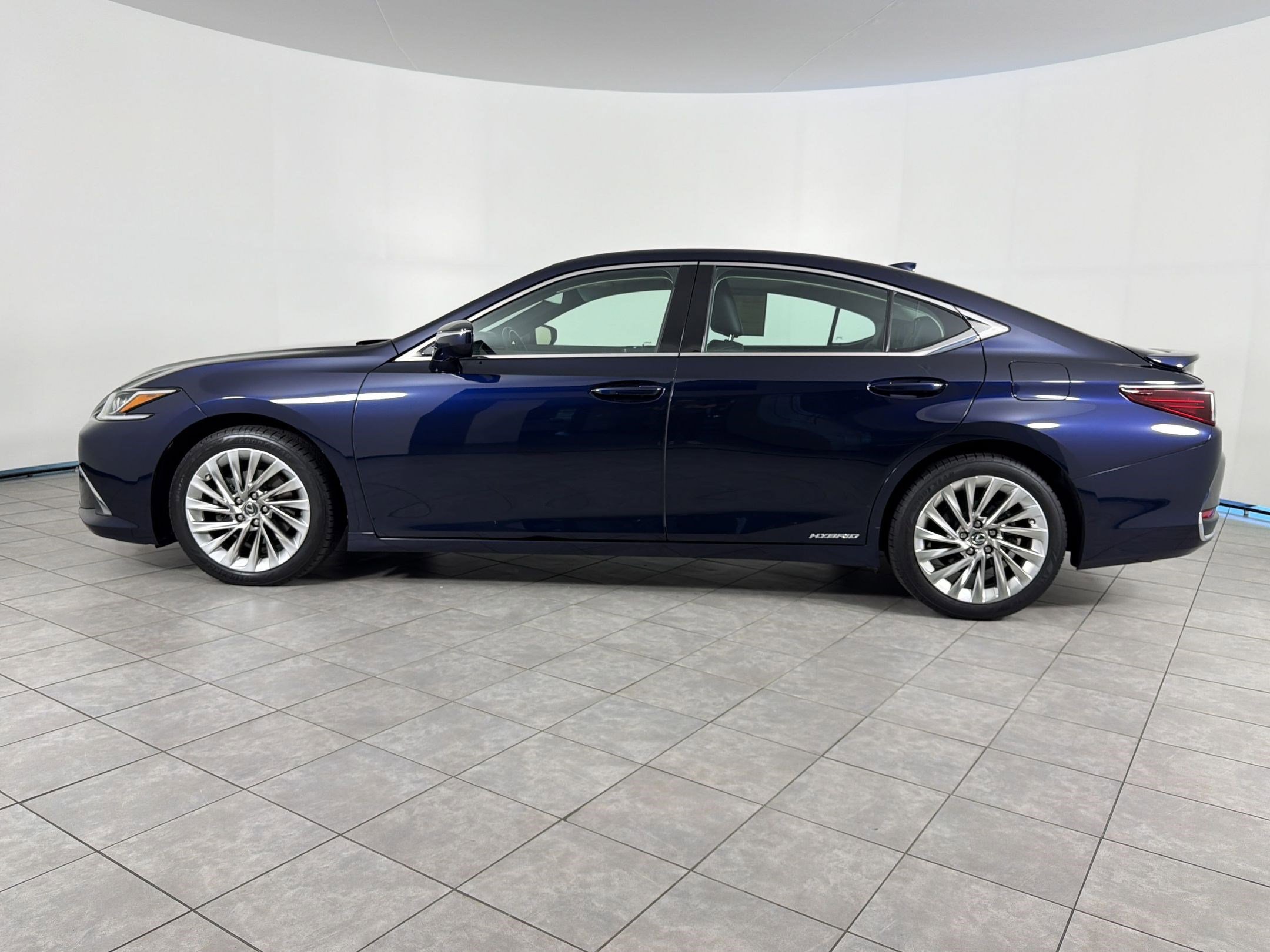 Used 2020 Lexus ES 300h w/ Luxury Package FWD image 2