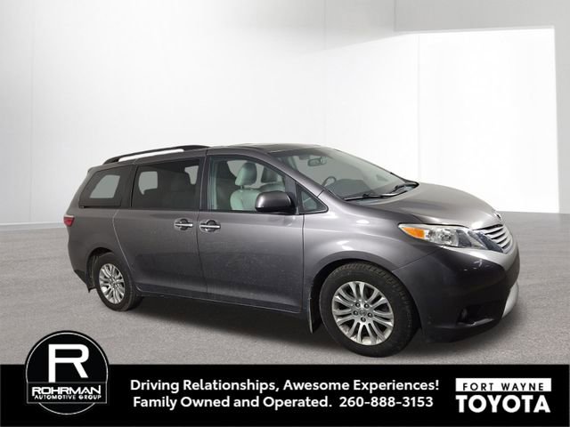 Used 2015 Toyota Sienna XLE w/ Four Season Floor Mat Package image 5