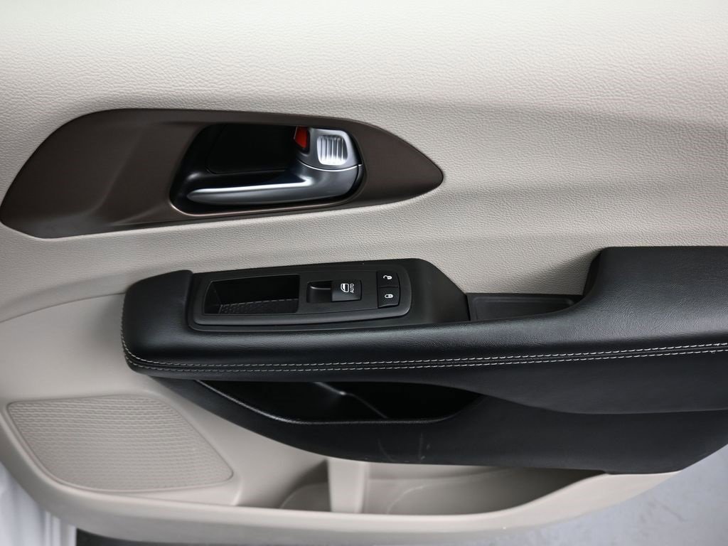 Used 2023 Chrysler Voyager LX image 53