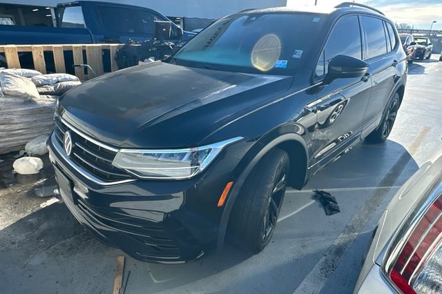 Used 2023 Volkswagen Tiguan SE R-Line image 2