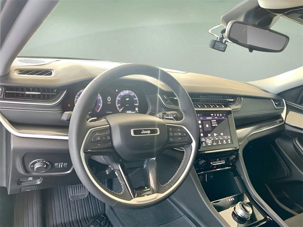 Used 2023 Jeep Grand Cherokee Laredo image 16