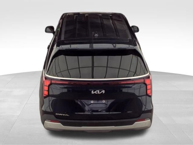Used 2025 Kia Carnival FWD image 5
