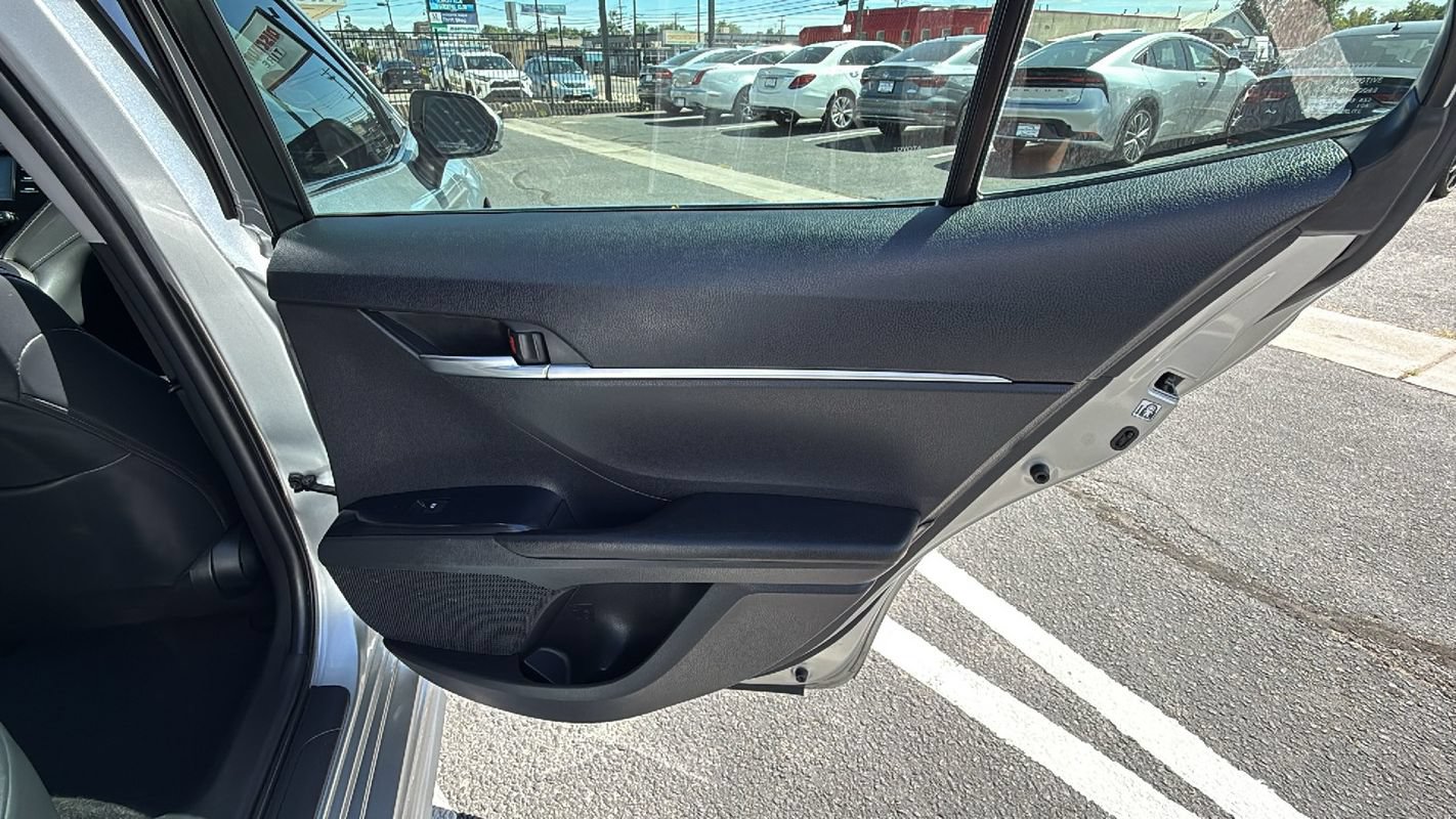 Used 2018 Toyota Camry SE w/ Convenience Package FWD image 15