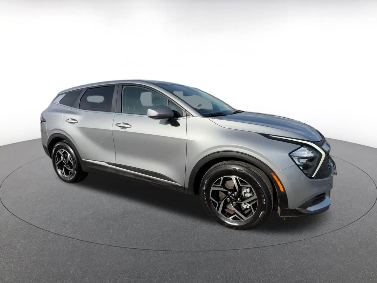 Used 2023 Kia Sportage LX image 2