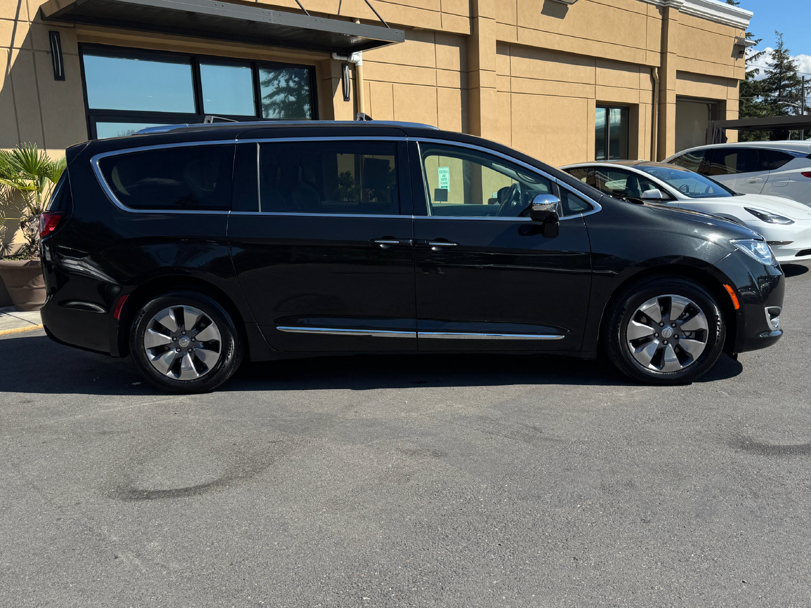 Used 2019 Chrysler Pacifica Limited w/ Advanced Safetytec Group FWD image 8