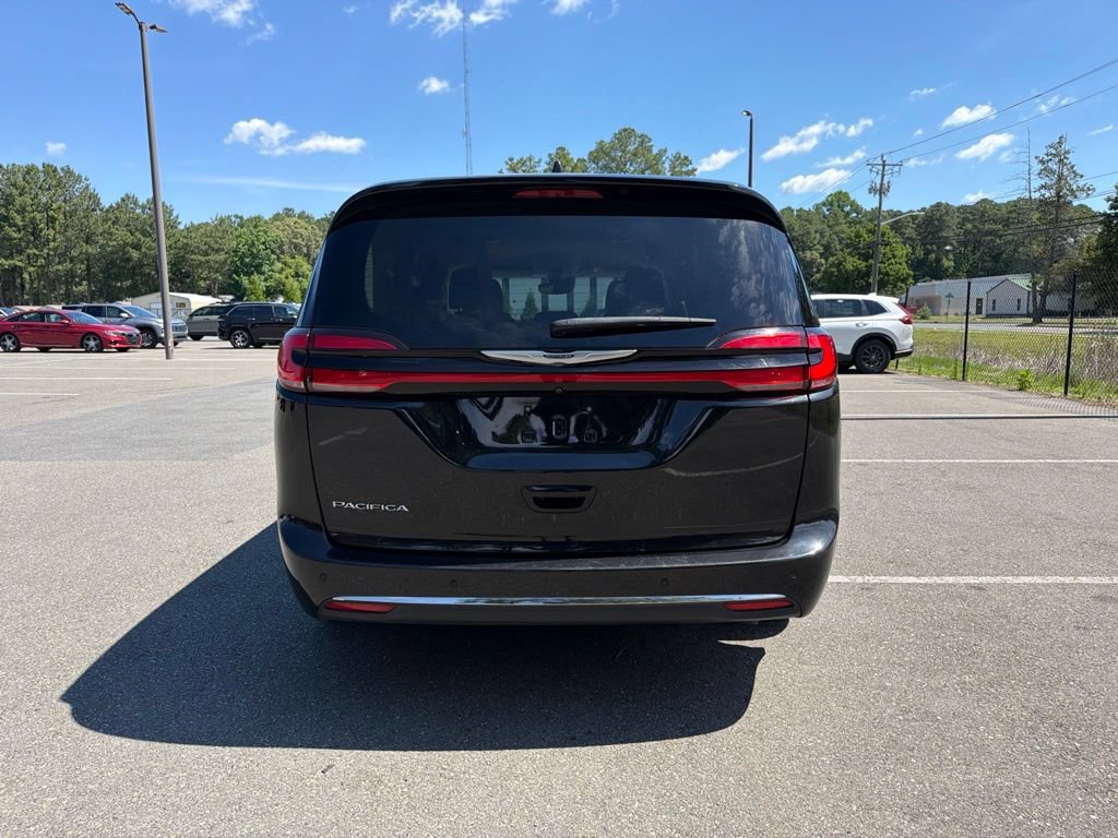 Used 2023 Chrysler Pacifica Touring-L FWD image 6