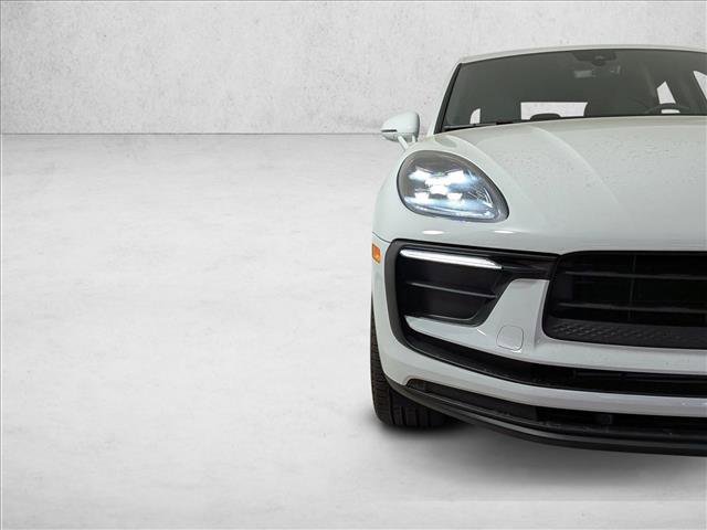 Certified 2025 Porsche Macan image 12
